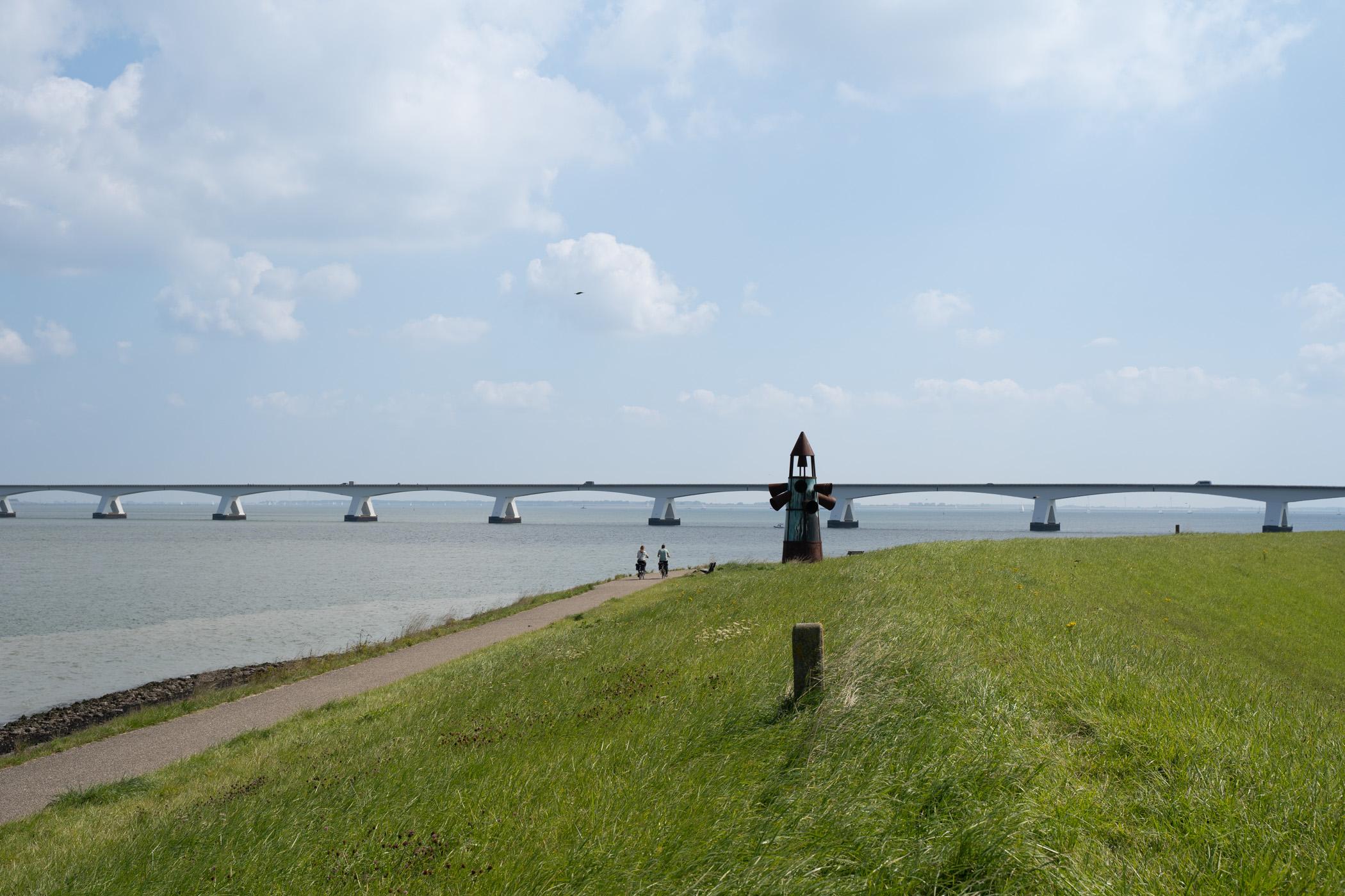 Colijnsplaat Zeelandbrug und Denkmal für ertrunkene Dörfer